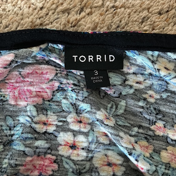 Torrid Cute Floral Puff Short Sleeve 💯% Cotton Shirt Top **Size 3** 🌸🌸 - Picture 4 of 4